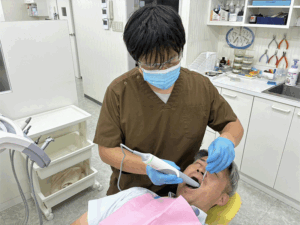 口腔内スキャナーを利用する歯科医師