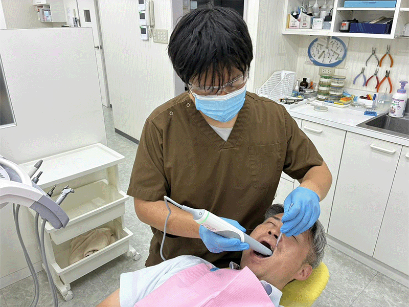 口腔内スキャナーを利用する歯科医師
